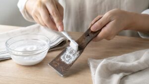 重曹ペーストとブラシで軽い工具のサビを落とす様子