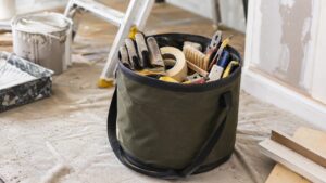 DIY作業中の道具や養生用品をまとめたバケツ型工具収納
