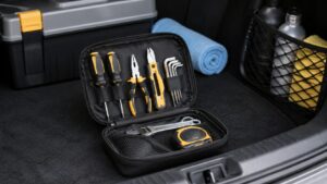 車のトランクに置かれた小型工具バッグに基本工具をコンパクトに収納した様子