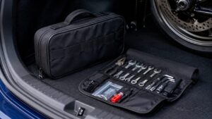 車のトランクに置いたファスナー付き工具ポーチとツールロール、車載工具の整理例