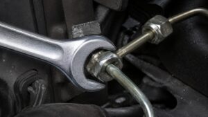 配管ナットにフレアナットレンチをかけて作業する様子