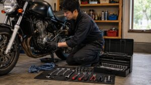 コンパクトな工具セットでバイク整備をする日本人作業者