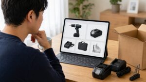 ネット通販で電動工具の本体やバッテリーなど付属品を確認する様子
