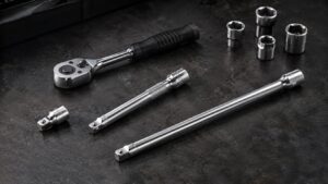 長さの違うエクステンションバーとソケットを作業台に並べた工具比較