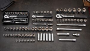 差込角や長さの違うソケットレンチとアタッチメントを並べた工具セット
