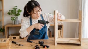 DIY初心者がドリルドライバーで木製棚を組み立てる様子