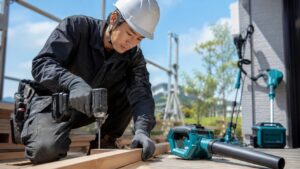 建設現場でコードレス工具を使う日本人作業員と工具業界の今後