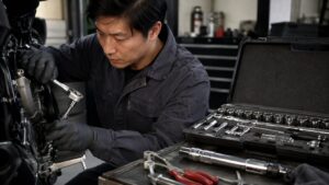 整備作業でラチェットハンドルとソケットセットを使う日本人メカニック