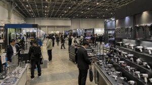 大阪の工具展示会で産業工具や電動工具を見て回る来場者