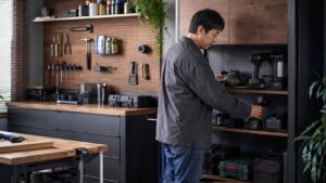 日本人男性が電動工具とバッテリーを棚に整理する工具収納