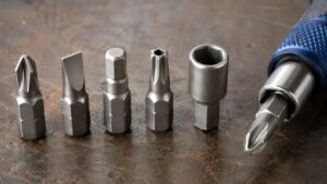 プラスやマイナス、六角、トルクス、ソケットなど工具ビットの種類を並べた接写