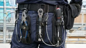 工具落下防止ワイヤーとホルダーで固定した腰道具のペンチやラチェット
