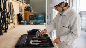 工具の忘れ防止のため作業前後に工具を点検する日本人作業員