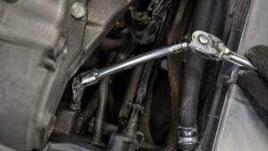 ユニバーサルジョイント付きラチェットで狭い場所のボルトに斜めからアクセスする様子