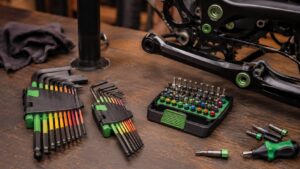 色分けされた六角レンチとビットセットを自転車整備用の作業台に並べた様子