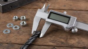 デジタルノギスでドリルビットの外径を測定するDIY作業の様子