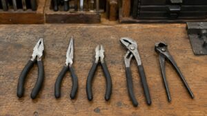 ペンチやプライヤ、ニッパ、ヤットコなど挟む工具と切る工具の違い