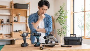 工具の無料レンタルと購入を比較して悩む日本人男性
