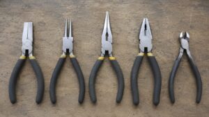 ヤットコとペンチとニッパーの形状を比較した工具一覧